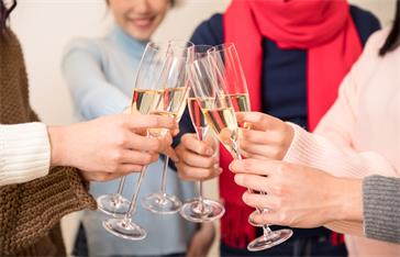 攝圖網_500759151_圣誕聚會喝酒碰杯干杯(非企業商用).jpg